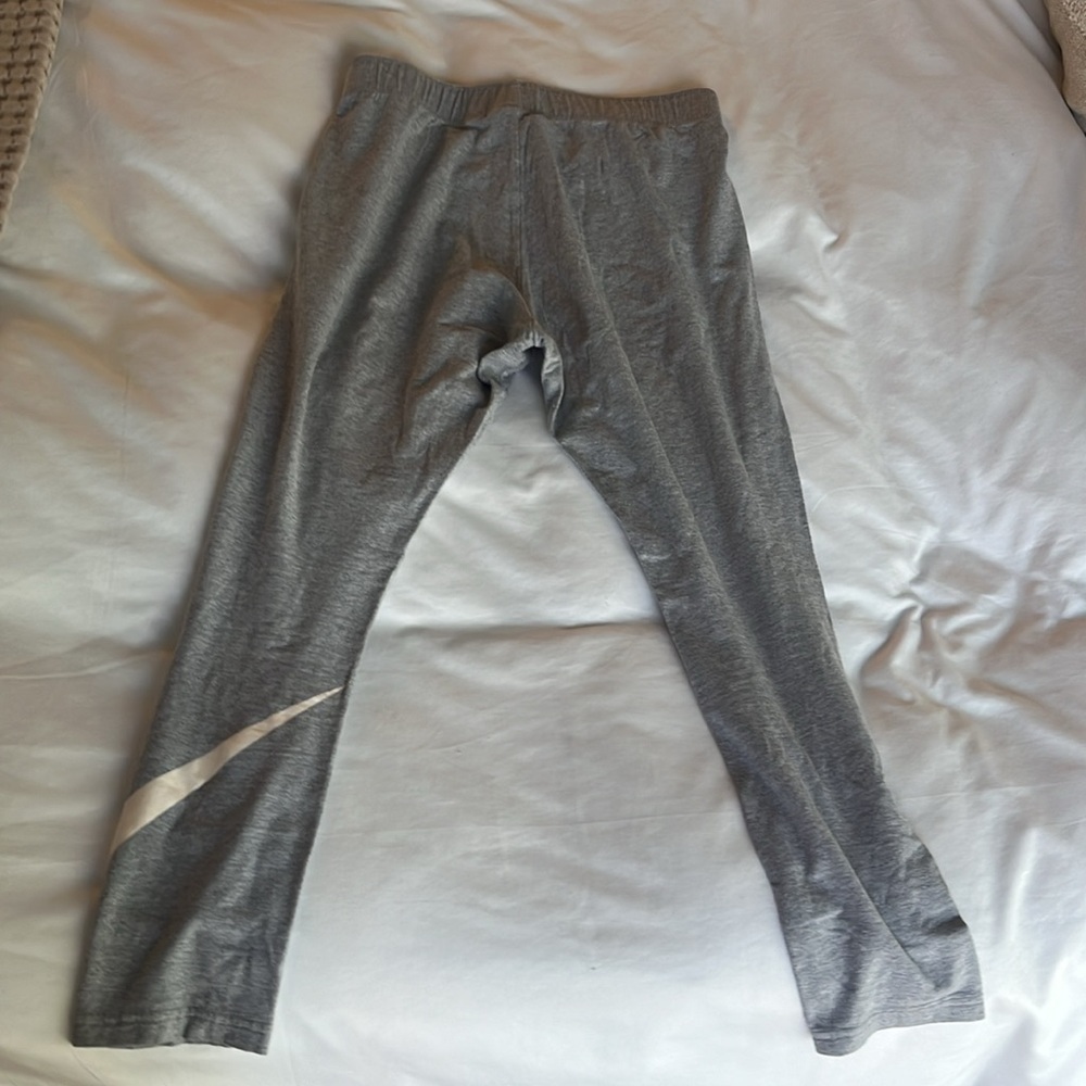 Gray Nike cropped leggings